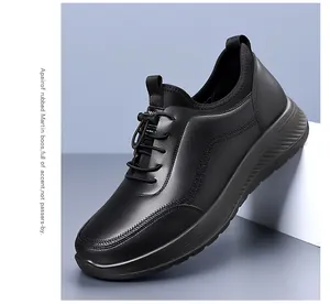 Detail der matten schwarzen Lederstruktur und Schnürsystem auf dicken lässigen Schuhen