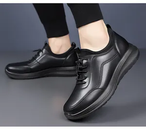 Details von schwarzen Leder-Slippern mit dicker rutschfester Sohle und elastischem Schaft