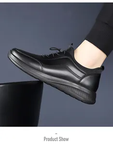 Tragebild schwarzer Leder-Plateau-Loafer mit rutschfester strukturierter Gummisohle