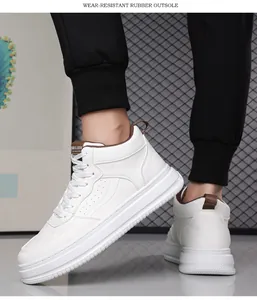 Dettaglio di sneaker alte bianche con suola in gomma resistente e fori di ventilazione