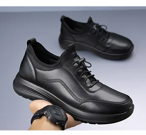 Details schwarzer Freizeit-Lederschuhe mit dicker rutschfester Sohle und Wellennaht