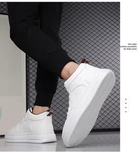 Dettaglio sneaker alta in pelle bianca con suola spessa antiscivolo e scanalature grip