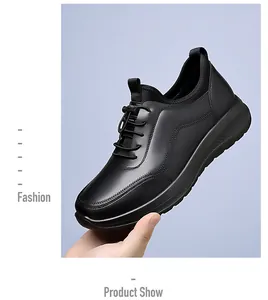 Detailaufnahme schwarzer Herren-Freizeitschuhe mit Lederstruktur und Fersenschlaufe