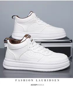 Dettaglio delle sneakers alte in pelle bianca con trafori laterali e suola spessa