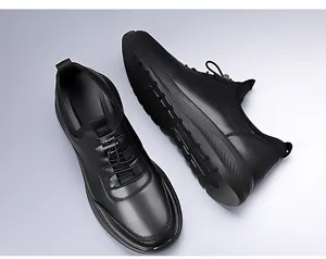 Makroaufnahme schwarzer Leder-Freizeitschuhe mit dicken Sohlen und elastischem Schnürsystem