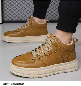Vista dettagliata delle sneakers alte in pelle marrone con suola platform antiscivolo
