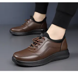 Detail der braunen Herren-Freizeitschuhe aus Kunstleder mit Doppelnaht und rutschfester Sohle