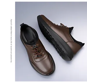 Detailansicht brauner Leder-Slipper für Herren mit dicker Anti-Rutsch-Sohle und Texturen