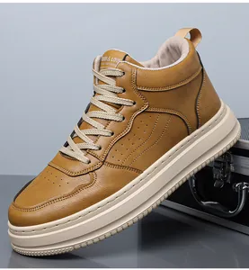 Dettagli di sneaker alte marroni con ecopelle traforata traspirante e lacci beige