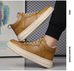 Vista dettagliata delle sneakers alte in pelle marrone con trafori laterali e suola spessa