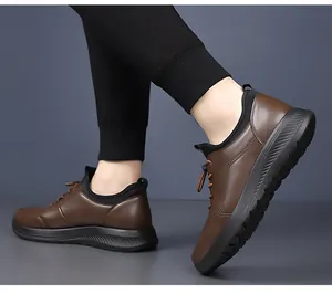 Nahaufnahme dunkelbrauner Herrenschuhe mit schwarzem Strickkragen und rutschfester Sohle