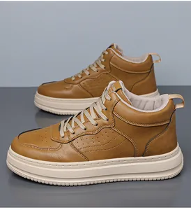 Dettaglio delle sneakers alte in pelle marrone con suola spessa a piattaforma beige