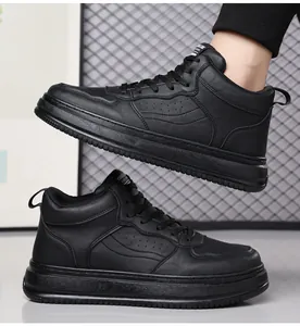 Dettaglio di sneakers alte in pelle nera con cuciture laterali e finitura testurizzata