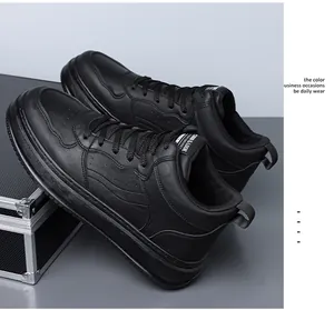 Dettaglio di scarpa casual in pelle nera con trafori laterali e suola spessa in gomma