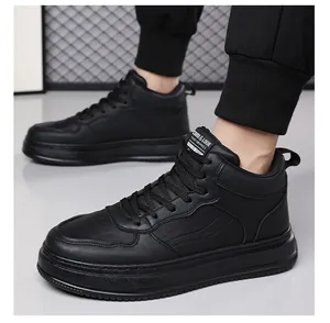 Dettaglio di sneaker alte in pelle nera con suole spesse e scritte decorative bianche