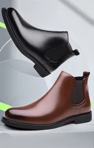 Détail de bottines Chelsea en cuir verni noir et marron avec soufflets élastiques