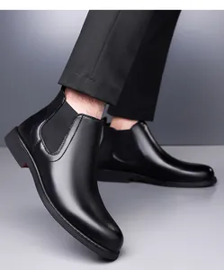 Vue portée de bottines Chelsea en cuir noir avec empiècements élastiques et style classique