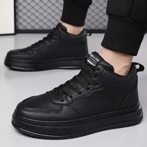 Sneakers alte da uomo in ecopelle nera con suole spesse in gomma antiscivolo