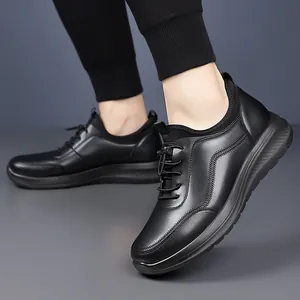 Modische Herren-Sneaker aus strukturiertem schwarzem Leder mit dicker, dämpfender Sohle