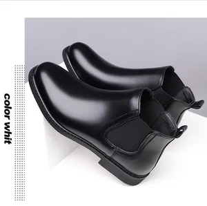 Détail de la bottine Chelsea en cuir noir lisse avec bande élastique latérale