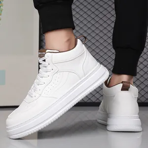 Sneakers alte in pelle bianca da uomo con suola spessa antiscivolo e fori di ventilazione