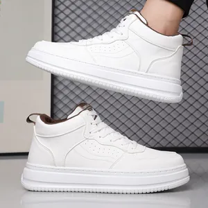 Sneakers alte da uomo in pelle bianca con dettagli marroni e suola in gomma robusta
