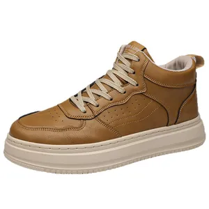 Sneakers alte in pelle marrone con suole spesse in gomma e fori traspiranti per uomo