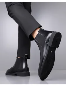 Détail de la semelle en caoutchouc des bottines Chelsea noires avec antidérapant