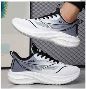 Détail de la semelle épaisse et du tissu en maille dégradée sur les baskets