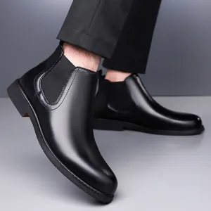 Bottines Chelsea classiques pour hommes en noir avec cuir poli et panneaux élastiques