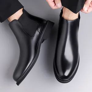 Bottines Chelsea noires brillantes pour hommes avec panneaux élastiques et semelle gomme