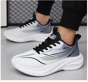 Vue détaillée de baskets de course dégradées blanc et gris avec semelle épaisse tendance