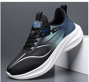 Détail de chaussures de sport à dégradé de maille avec des semelles épaisses et amorties