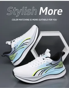 Vista dettagliata delle scarpe da corsa bianche e blu con motivo ad ala e suola ammortizzata