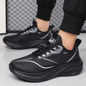 Baskets légères pour hommes en noir avec semelle plateforme et maille respirante à rayures