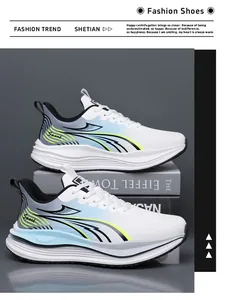 Dettaglio di sneaker in pelle sfumata bianca e blu con suole spesse e ondulate