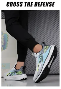Dettaglio di sneaker con zeppa, tomaia in mesh traspirante e inserti colorati vivaci