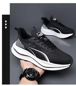 Dettaglio di sneaker platform bianche e nere con mesh traspirante e accessorio orologio