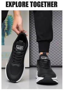 Dettagli di classiche sneaker in pelle nera con suola platform bianca e pannelli mesh
