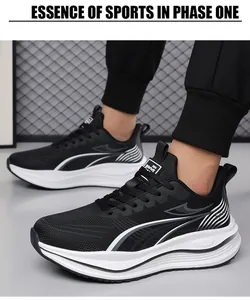 Dettaglio di scarpe sportive in mesh nero ai piedi con suola spessa in EVA bianca ammortizzata