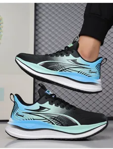 Vista laterale dettagliata di sneakers sfumate con suola spessa e dettaglio scritta Sport