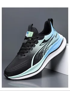 Vista laterale di scarpe sportive con plateau, mesh traspirante e ammortizzazione