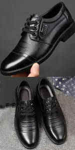 Detailansicht schwarzer Business-Lederschuhe mit glatter und genarbter Textur