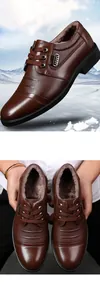 Nahaufnahme brauner Leder-Business-Schuh mit warmem Plüschfutter und stilvoller Metallschnalle