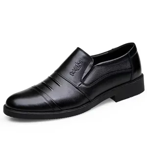 Schwarze Herren-Leder-Slipper mit Sport-Prägung und langlebiger, dicker Gummisohle