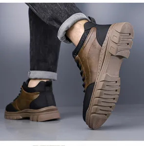 Dettaglio di scarpe da trekking in pelle marrone con suola in gomma antiscivolo e cuciture