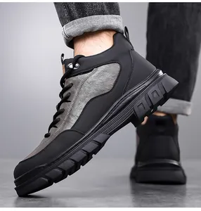 Detailaufnahme der rutschfesten Gummisohle bei Herren-Winter-Wanderschuhen