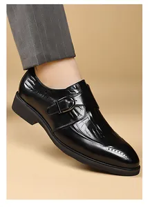 Dettaglio scarpa monk strap nera con trama a coccodrillo e motivi brogue