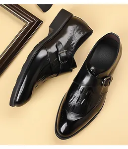 Dettaglio delle scarpe monk strap nere con trama a coccodrillo e dettagli brogue