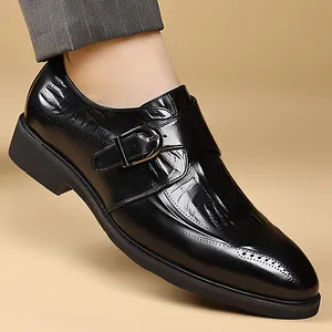 Scarpe monk da uomo in pelle nera con dettagli brogue e trama effetto coccodrillo